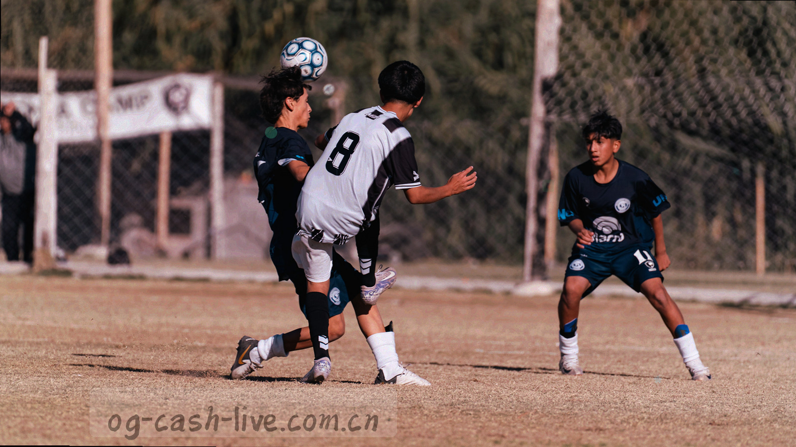 大屏显示多场比分与数据面板的抽象界面，四场赛事同屏排列